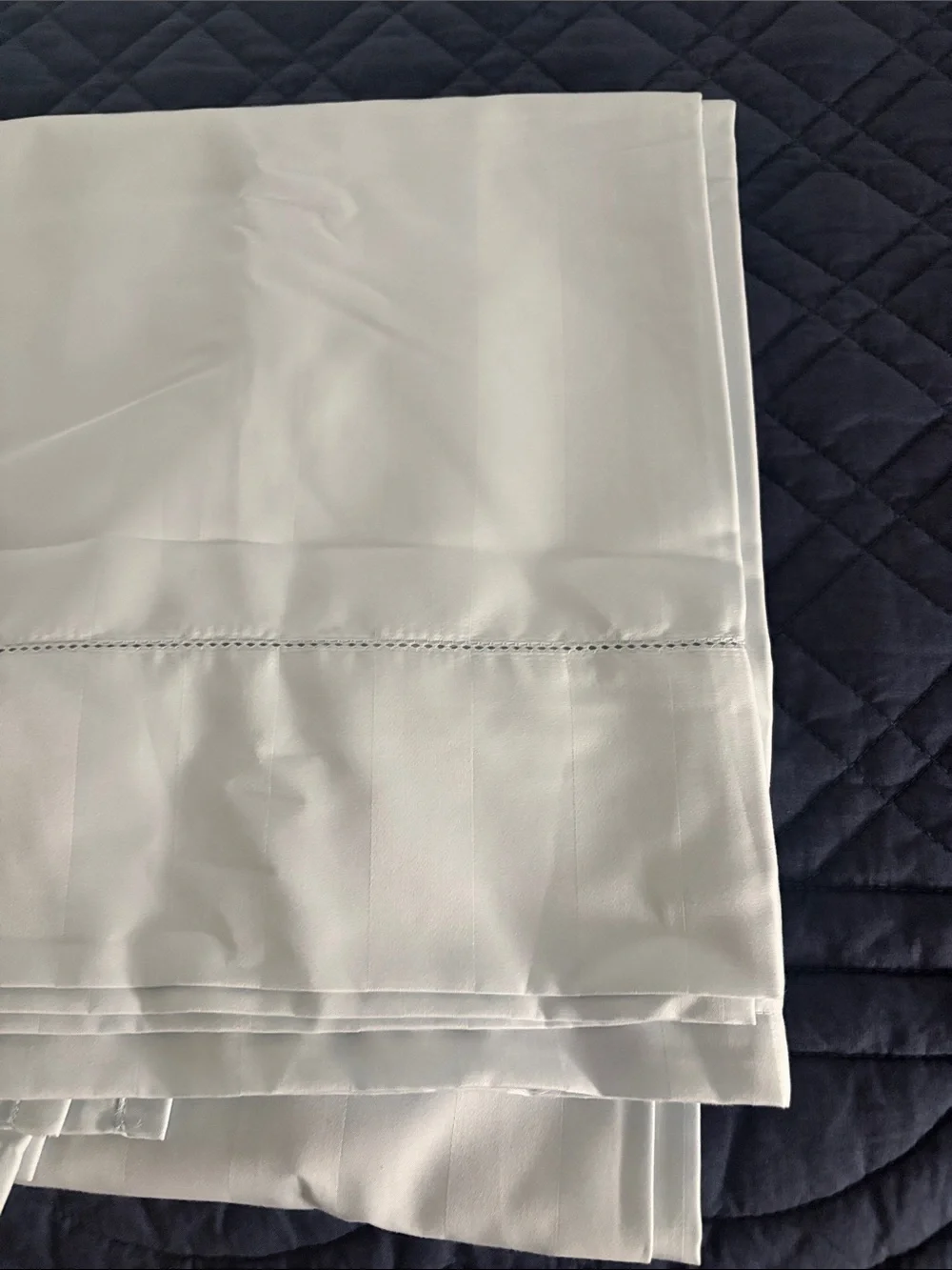 2 flat queen sheets. Never used.